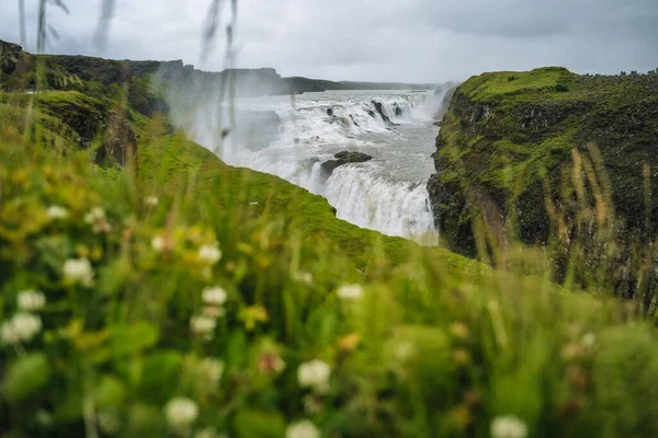 Gullfoss Também Conhecido Como Cachoeira Golden Falls Foloage Verde Primeiro — Fotografia de Stock