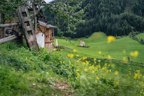 Capela Johann Desce Vale Val Funes Sul Tirol Itália Campo — Fotografia de Stock