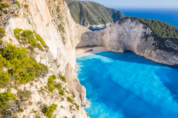 Yunanistan 'ın Zakynthos Adası' ndaki güzel Navagio ya da Batık Sahili 'nin hava manzarası. Uçurumun kenarındaki turistler yaz yolculuğunun tadını çıkarıyorlar..