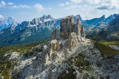 İtalya 'nın Dolomites dağlarındaki Cinque Torri' nin hava manzarası. Güneşli bir yaz gününde destansı manzara.