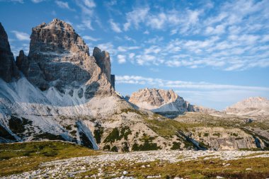 Tre Cime di Lavaredo ve kuzeydoğu İtalya 'nın Sexten Dolomitleri' ndeki taş plato..