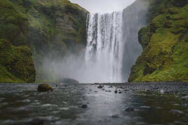 Meşhur ve en çok ziyaret edilen Skogafoss Şelalesi, akşam vakti İzlanda 'da..