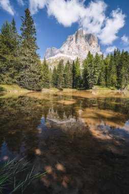 Tofana di Rozes, İtalya 'nın Veneto, Belluno ilindeki Dolomitler, Passo Falzarego' daki küçük gölete yansıdı..