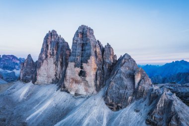 Ulusal Doğa Parkı Tre Cime Dolomites Alplerinde. İtalya 'nın güzel doğası. Gün batımında hava manzarası.