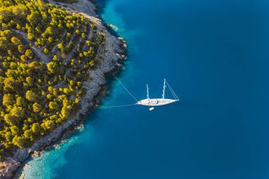 Yunanistan 'ın Kefalonia Adası, Assos köyündeki Lüks Yelken Yatı' nın hava manzarası.