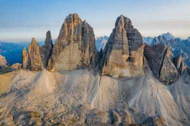 Dolomites Alplerinde Tre Cime 'nin hava manzarası, gün batımında Ulusal Doğa Parkı. İtalya, Avrupa.