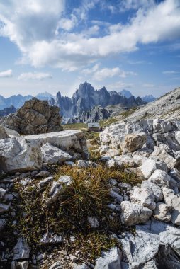 Arkadaki Cadini di Misurina dağ grubuyla Rifugio Lavaredo. İtalya, Cime di Lavaredo 'da Dolomitler.
