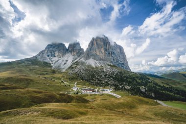 Passo Sella - Sellajoch ve Sassolungo Dağı - Langkofel bulutların arasında, Alpe di Siusi, Dolomiti Dağı - Güney Tyrol, İtalya, Avrupa.