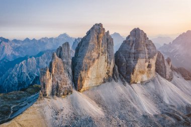 İtalya 'nın Dolomitlerdeki Tre Cime di Lavaredo kentinin havadan görünüşü.