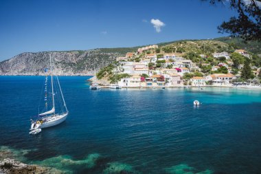 Assos 'un küçük körfezinde yelkenli yat İyon kıyısında şirin bir kasaba, Kefalonia adası, Yunanistan.
