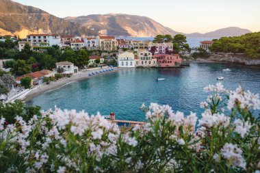 Yunanistan 'ın Sefalonya İyon adasındaki Assos kasabası. Yaz tatili.