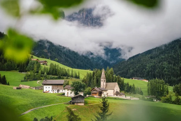 Dolomitlerdeki Santa Maddalena Kilisesi Val Funes Talya Avrupa — Stok fotoğraf