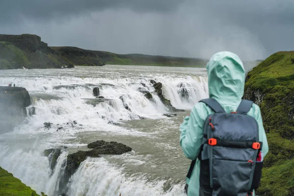 Mulher Com Mochila Casaco Verde Frente Famosa Cachoeira Gullfoss Islândia — Fotografia de Stock