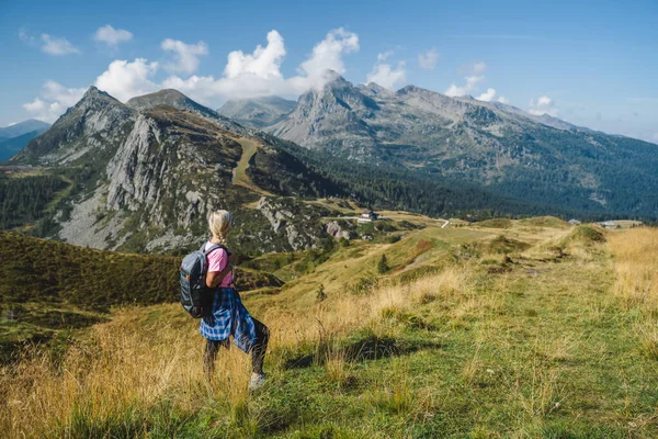 Mulher Com Mochila Desfrutando Vista Sobre Passo Rolle Itália Dolomite — Fotografia de Stock