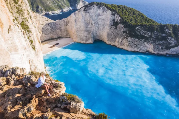 Vista Aérea Mulher Turista Desfrutando Navagio Beach Praia Dos Naufrágios — Fotografia de Stock