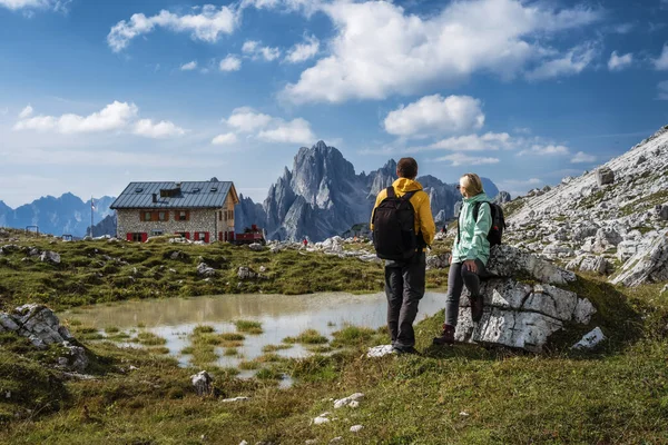 Dolomitli bir çift. Arkadaki Cadini di Misurina dağ grubuyla Rifugio Lavaredo. İtalya.