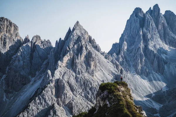 Homem Caminhante Admirando Beleza Deslumbrante Impressionantes Picos Irregulares Cadini Misurina — Fotografia de Stock