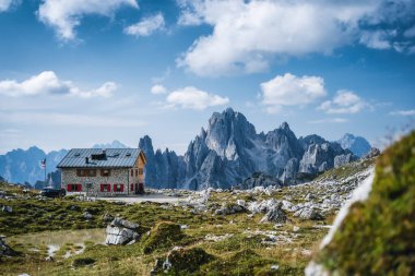 Arkadaki Cadini di Misurina dağ grubuyla Rifugio Lavaredo. İtalya, Cime di Lavaredo 'da Dolomitler.