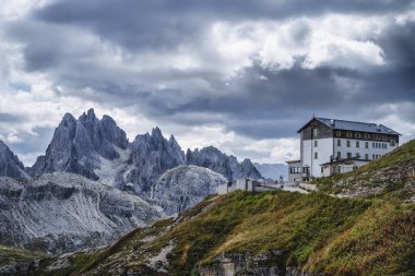 Rifugio Lavaredo 'nun muhteşem manzarası. Arka planda Cadini di Misurina dağ grubu, Dolomitler, Belluno, İtalya.