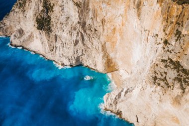 Yunanistan 'ın Zakynthos Adası' ndaki Navagio veya Batık Plajı 'ndaki kireçtaşı uçurumlarının hava manzarası. Yaz tatili konsepti.