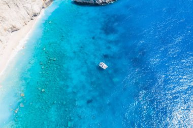 Lefkada, Yunanistan 'daki ünlü cennet plajının hava görüntüleri. Porto Katsiki 'deki lüks yat teknesi efsanevi uçurumlar ve nefes kesici deniz manzaraları..