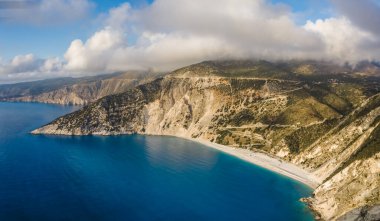 Yunanistan 'ın Kefalonia Adası' nda mavi körfezli Myrtos plajı.