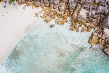 Seyşeller tropikal plajı Anse Source d 'Argent' ın La Digue adasındaki hava fotoğrafı Seyşeller 'i vurguluyor..
