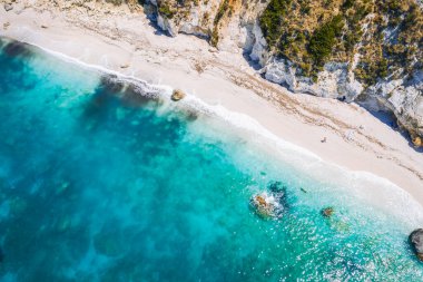 Yunanistan 'ın Cefalonia adasındaki güzel turkuaz denizli Petani sahilinin yukarıdan aşağıya insansız hava aracı fotoğrafı.