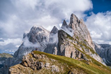 Furchetta ve Sass Rigais 'in Seceda, Dolomites Alps, Odle dağ sırası, Güney Tyrol, İtalya ve Avrupa' daki destansı zirveleri önünde bir adam. Seyahat tatili kavramı.