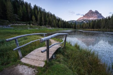 Lago Antorno Gölü, Tre Cime di Lavaredo Dağı arka planda, Dolomitler, İtalya.