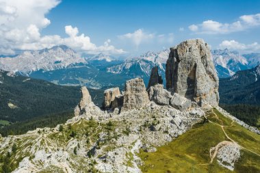 İtalya 'nın Dolomites dağlarındaki Cinque Torri' nin hava manzarası. Güneşli bir yaz gününde destansı manzara.