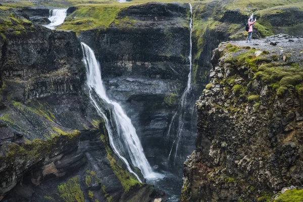 조지와 아이슬란드의 계곡에 골짜기의 폭포수 — 스톡 사진