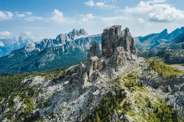 İtalya 'nın Dolomites dağlarındaki Cinque Torri' nin hava manzarası. Güneşli bir yaz gününde destansı manzara.