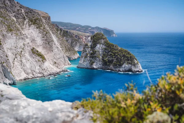İyon Denizi 'ndeki Plakaki Kayalıkları - Agalas, Zakynthos Adası, Yunanistan.