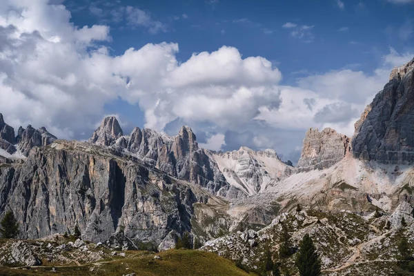 Averau-Nuvolau grubu, Col di Lana, Sass di Stria Dağı, Picollo Lagazuoi, Fanis grubu, Tofane Massif ve Cinque Torri Rifugio Nuvolau, Cortina d 'Ampezzo, Dolomites, İtalya.