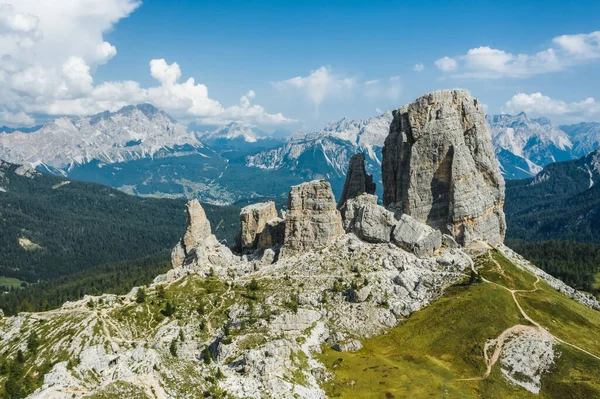 İtalya 'nın Dolomites dağlarındaki Cinque Torri' nin hava manzarası. Güneşli bir yaz gününde destansı manzara.