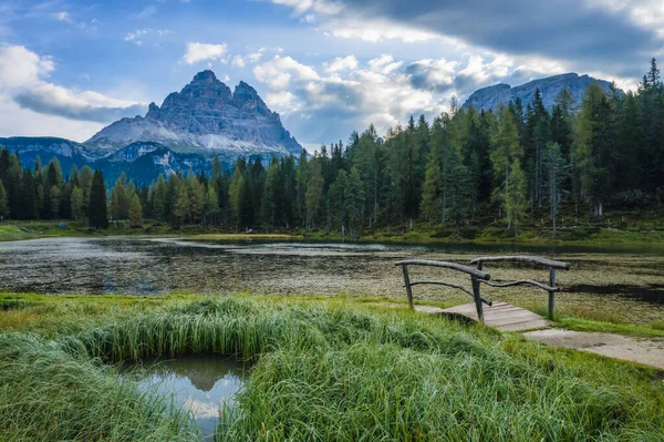 Lago Antorno Gölü 'nün havadan görünüşü, Tre Cime di Lavaredo Dağı arka planda, Dolomitler, İtalya.