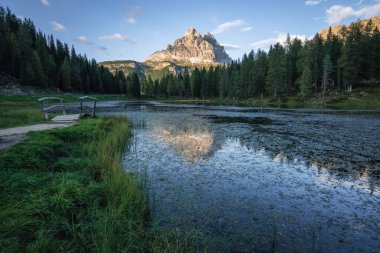 Lago Antorno Gölü, Tre Cime di Lavaredo Dağı arka planda, Dolomitler, İtalya.