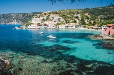 Assos 'un küçük körfezinde yelkenli yat İyon kıyısında şirin bir kasaba, Kefalonia adası, Yunanistan.