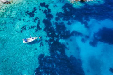 Yunanistan 'ın İyon adası Kefalonia' daki güzel ve tenha Fteri plajının yukarıdan görünüşü