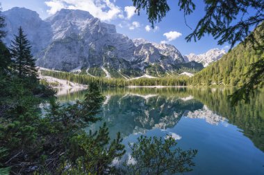 Pragser Wildsee ve İtalya 'daki Dolomitler' e yansıyan dağlar.