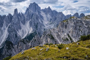 Sırt çantalı kadın yürüyüşçü Cadini di Misurina dağlarına karşı İtalyan Alpleri, Dolomitler, İtalya, Avrupa.