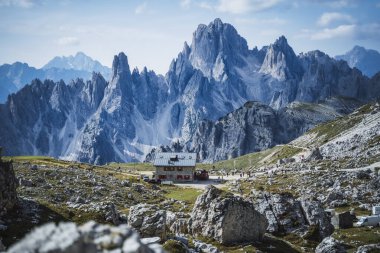 Arkadaki Cadini di Misurina dağ grubuyla Rifugio Lavaredo. İtalya, Cime di Lavaredo 'da Dolomitler.