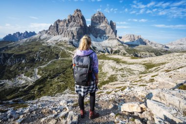 Tre Cime di Lavaredo Milli Parkı 'nı keşfeden bir kadın yürüyüşçü. Trentino-Alto-Adige, Dolomiti, İtalya.