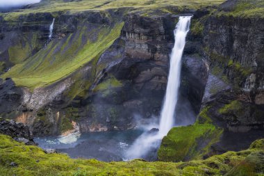 İzlanda 'daki Haifoss şelalesi. İzlanda' nın en yüksek şelalelerinden biri. Popüler turizm merkezi..