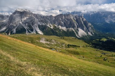 Dolomite Alpleri, Odle Dağları, Güney Tyrol, İtalya, Avrupa 'daki Seceda zirvesinin yürüyüş yolu ve destansı manzarası.