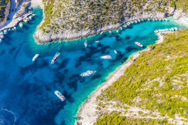 Yunanistan. Güzel Porto Vromi 'nin hava manzarası. Mavi körfezde balıkçı ve turist zevk tekneleri var. Zakynthos - Zante Adası.