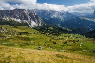 Dolomite Alpleri, Odle Dağları, Güney Tyrol, İtalya, Avrupa 'daki Seceda zirvesinin yürüyüş yolu ve destansı manzarası.