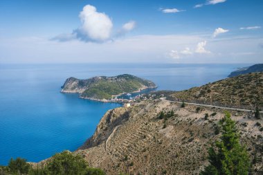 Yunanistan 'ın Sefalonya İyon adasındaki Assos kasabası. Yaz tatili.