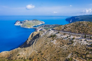 Pitoresk Assos Köyü ve sakin deniz görünümü defne, Kefalonia Island, Yunanistan.